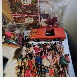 Topper Dawn 32 Dolls 2 Cases Car Clothes Salon Huge Lot (#2)